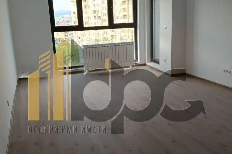 Двустаен апартамент в Оборище с балкон и асансьор