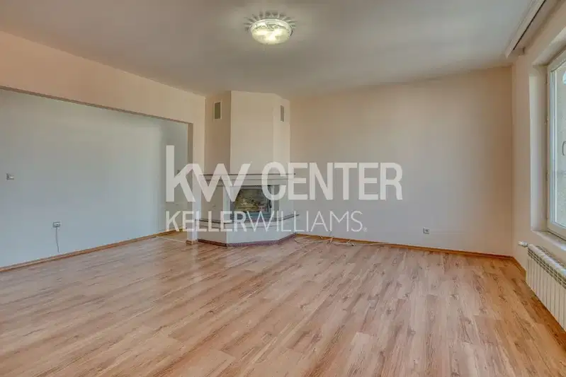 Spacious 4-room apartment in Oborishte with terrace and view