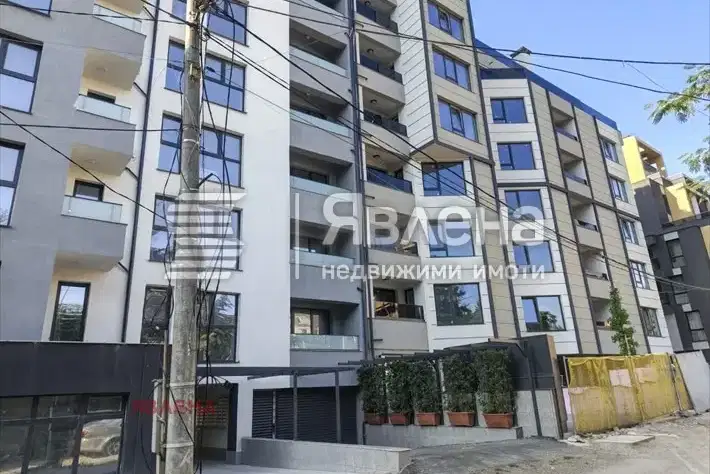 Three-room apartment in Poduyane with terrace and elevator