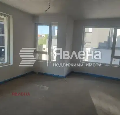 Снимка 2 — Тристаен апартамент в Подуяне с тераса и асансьор