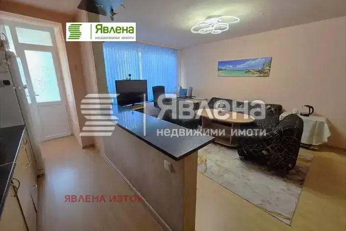 Three-room apartment in Strelbishte with two terraces and parking