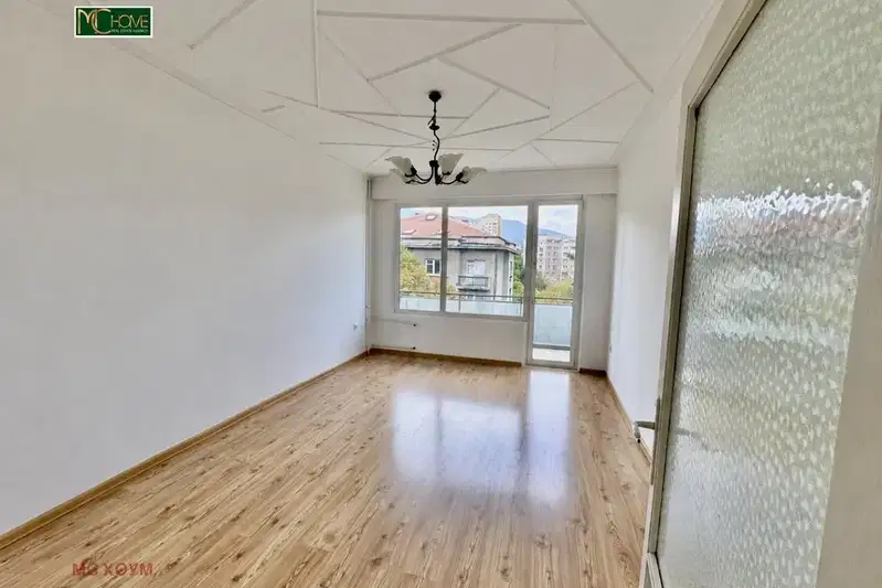 Three-room apartment in Strelbishte with two balconies
