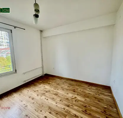 Photo 2 — Three-room apartment in Strelbishte with two balconies