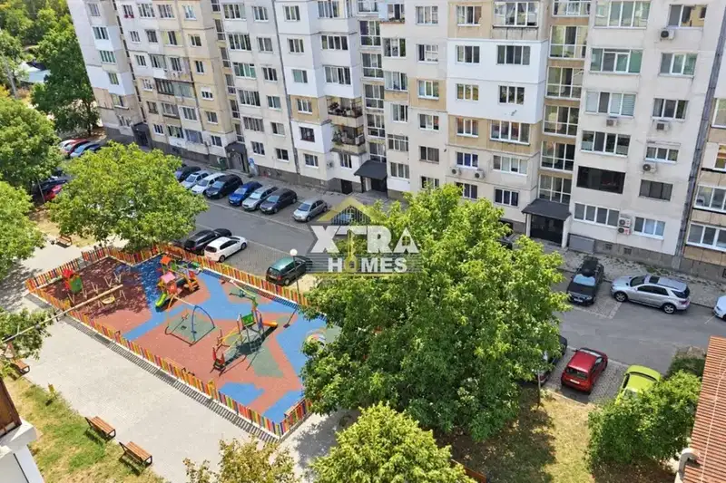 Тристаен апартамент с три балкона в Света Троица, София