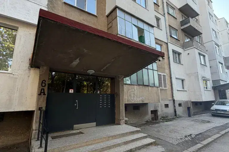 Two-room apartment in Svoboda with elevator and close to park