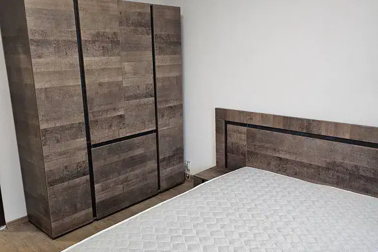 Three-room apartment in Svoboda with new renovation