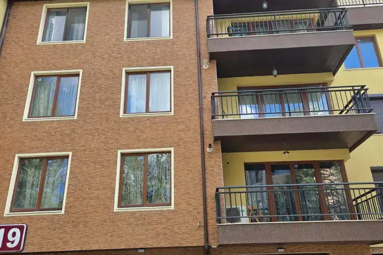 Тристаен апартамент с тераса в кв. Витоша, София