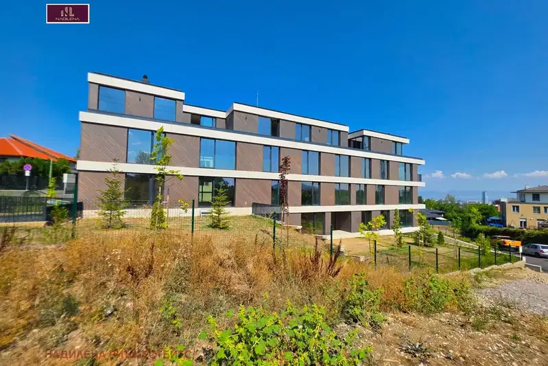Spacious 4-room apartment in Malinova dolina with parking space