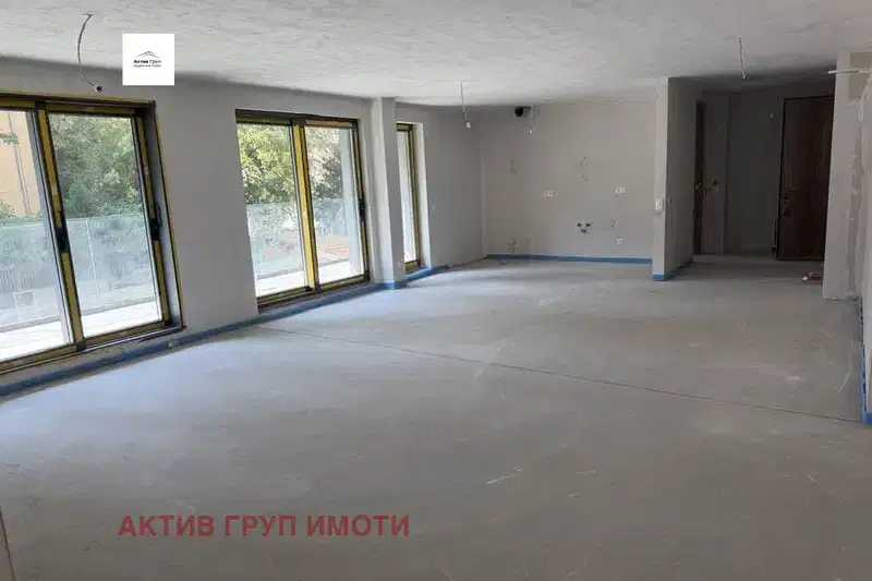 Spacious 3-room apartment in Yavorov with large terrace