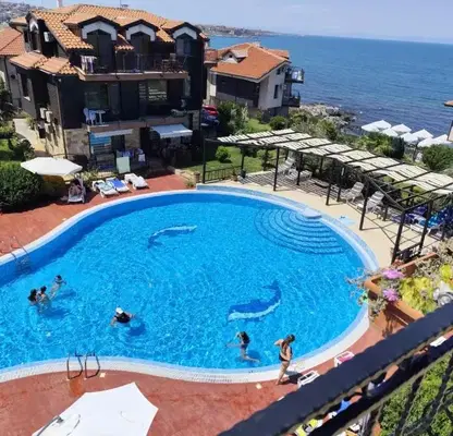 Снимка 2 — Двустаен апартамент с морска гледка в Созопол, първа линия