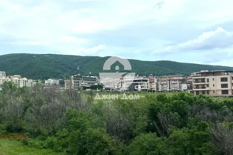 Едностаен апартамент с тераса и гледка към планина в Свети Влас