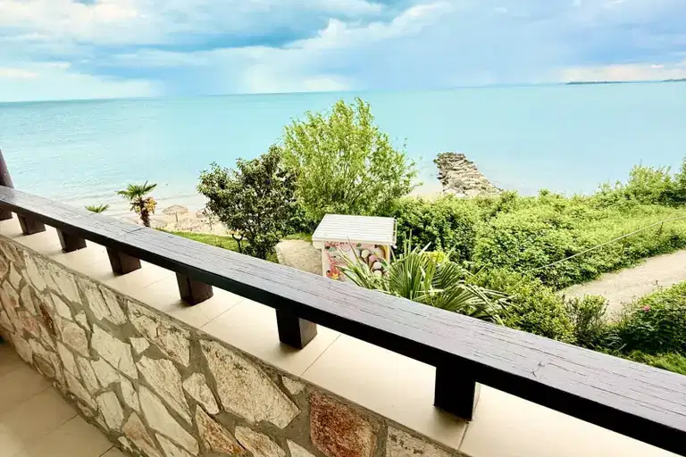 Three-room apartment with two terraces in Sveti Vlas