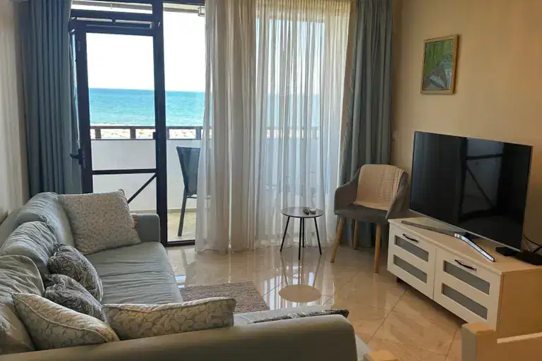Three-room apartment with sea view and direct beach access in Sveti Vlas