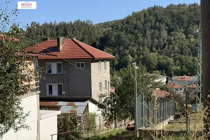 Spacious 3-room apartment in Tryavna with terrace and yard