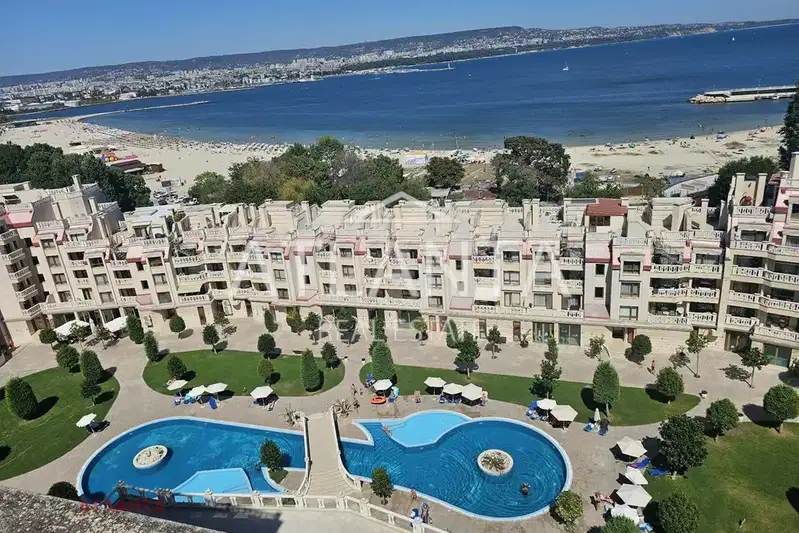 Three-room apartment with large terrace and sea view in Asparuhovo