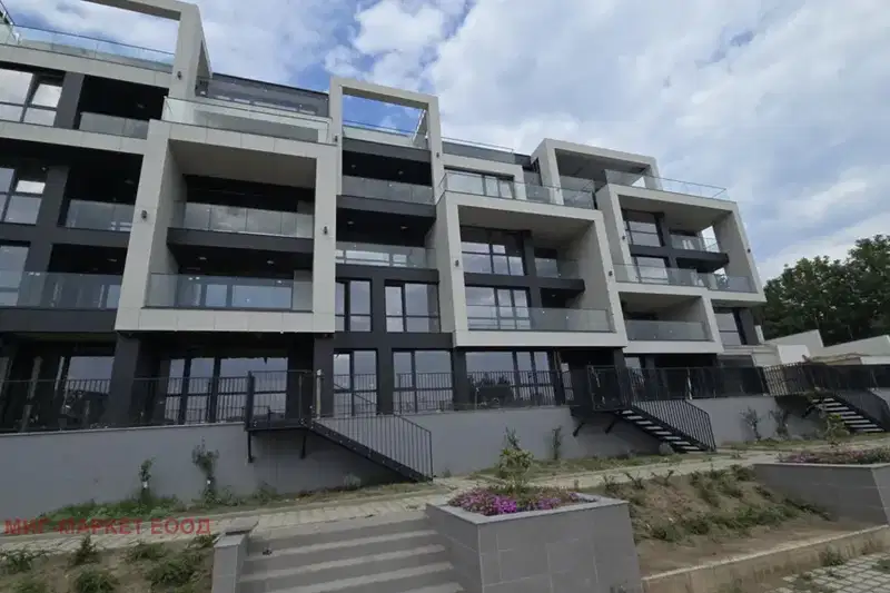 Three-room apartment with yard in Briz, Varna