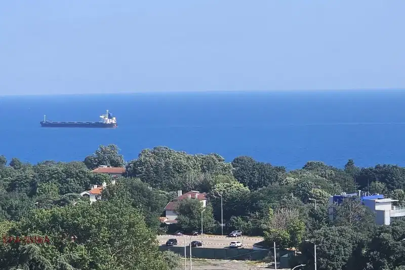 Тристаен апартамент с панорамна тераса в Бриз, Варна
