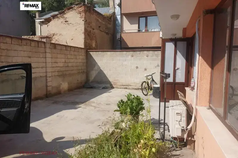 Two-room apartment on the ground floor in Center, Varna with yard