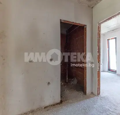 Снимка 3 — Двустаен апартамент в Център, Варна с два балкона