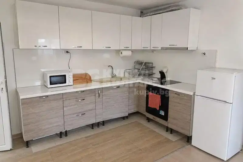 Spacious 4-room apartment in Izgrev with terrace and view