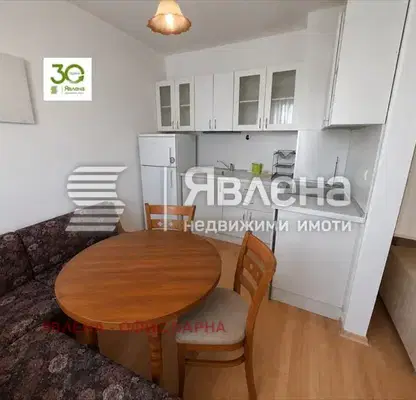 Снимка 2 — Просторен 2-стаен апартамент в Колхозен пазар, Варна