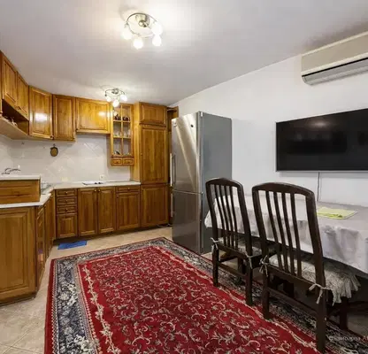 Снимка 3 — Тристаен апартамент в Колхозен пазар, Варна, 4-ти етаж