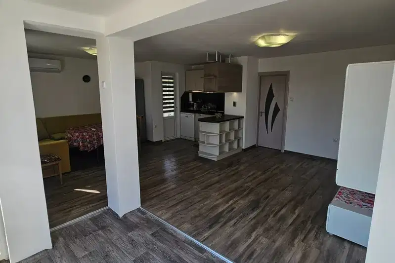 Two-room apartment with yard and sea view in m-t Evksinograd