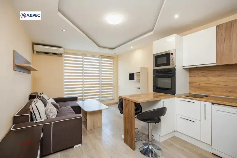 Three-room apartment with parking spaces in m-t Pchelina, Varna