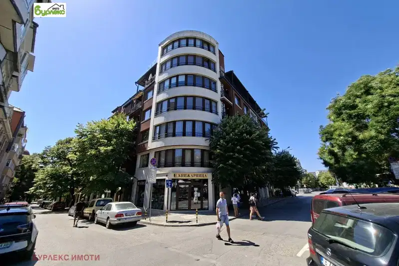 Luxury 3-room apartment in Opera, Varna with parking space