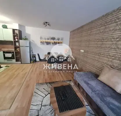 Снимка 2 — Просторен 3-стаен апартамент във Варна, ВИНС-Червен площад с тераса