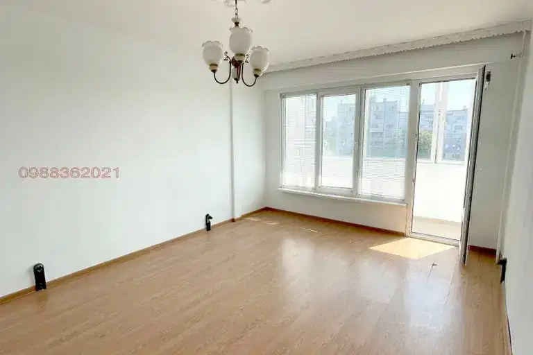 Three-room apartment with terrace in Vladislav Varnenchik 2, Varna