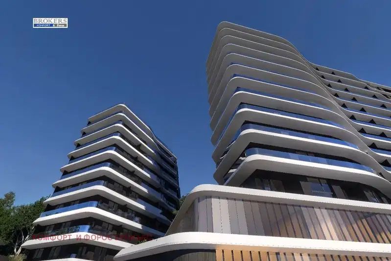 Three-room apartment in Vazrazhdane 3 with loggia and elevator