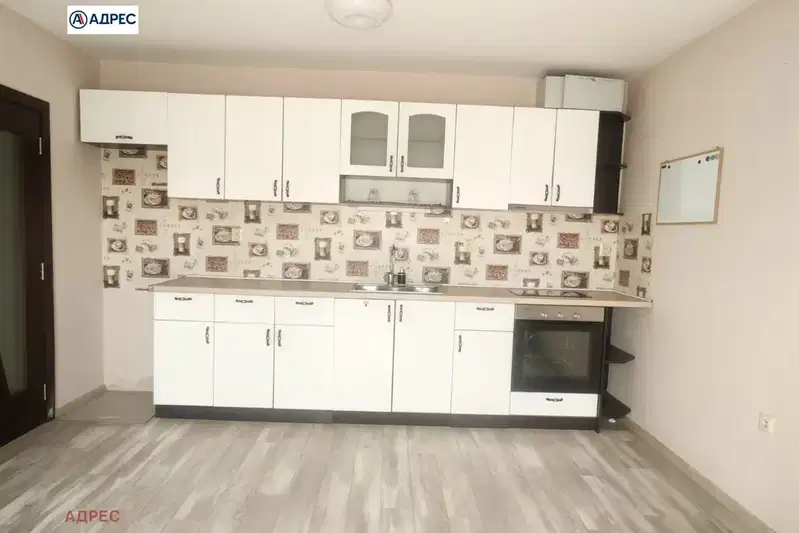 Three-room apartment with parking space in Zimno Kino Trakiya, Varna