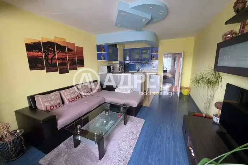 Three-room apartment with two bedrooms in Yambol, Hale