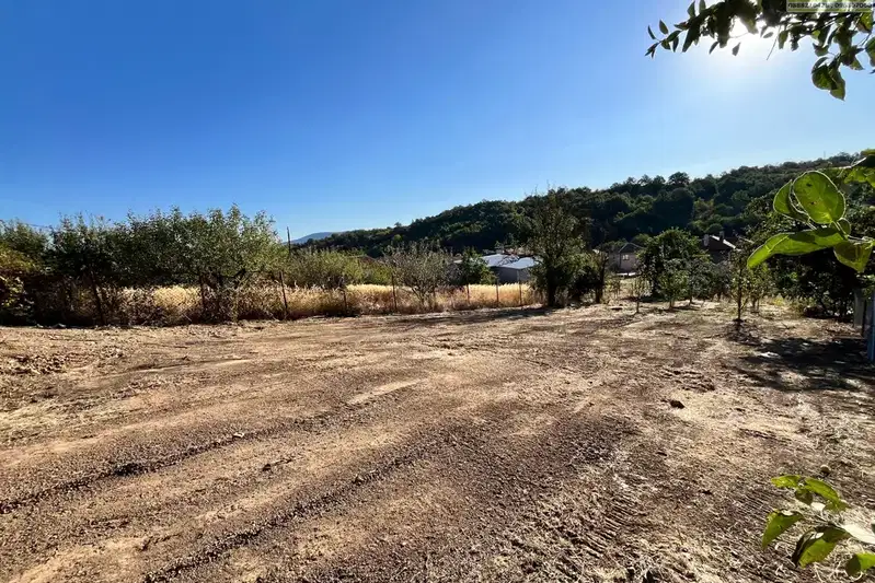 Plot in Montana, Mala Kutlovica