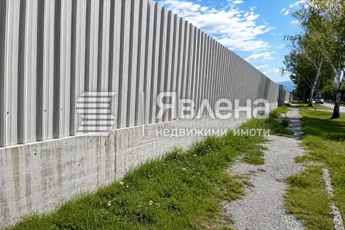 Plot in Pernik, Moshino