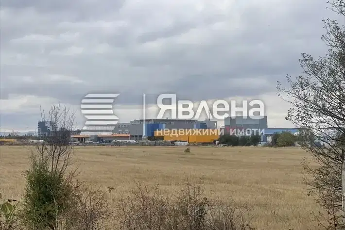 Парцел в София, Враждебна