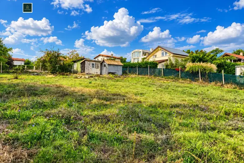 Plot in Varna, Priboi
