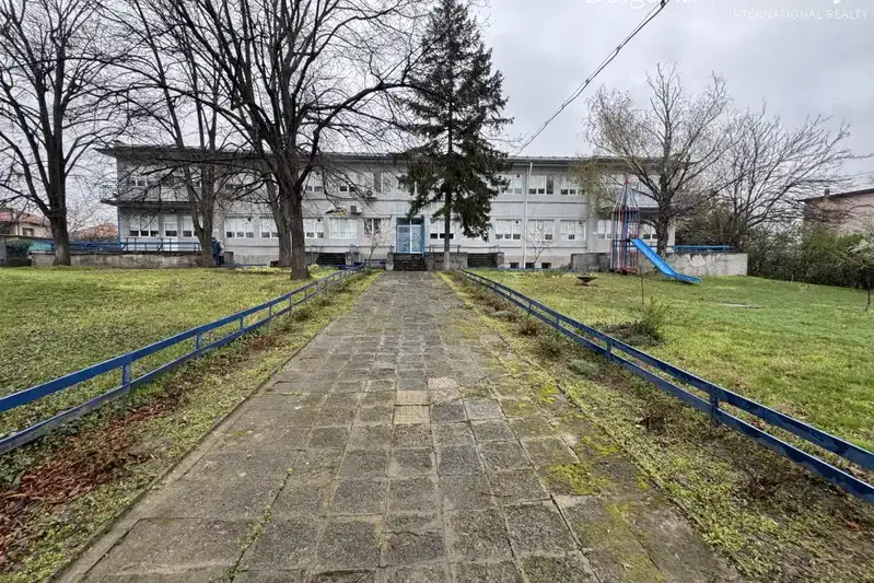 Промишлена сграда в Монтана, Лом