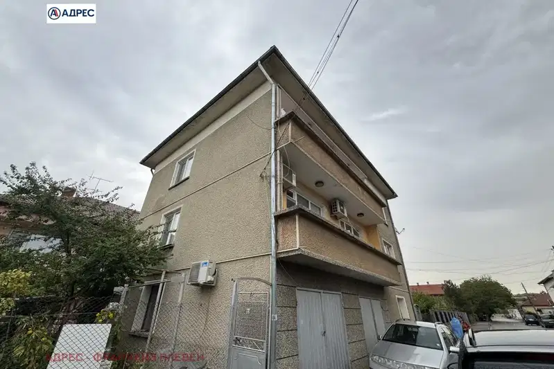 Просторен 4-стаен етаж от къща в Бяла Слатина с две тераси