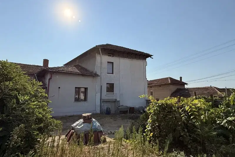 Independent house floor with 4 rooms in Dolni Dabnik