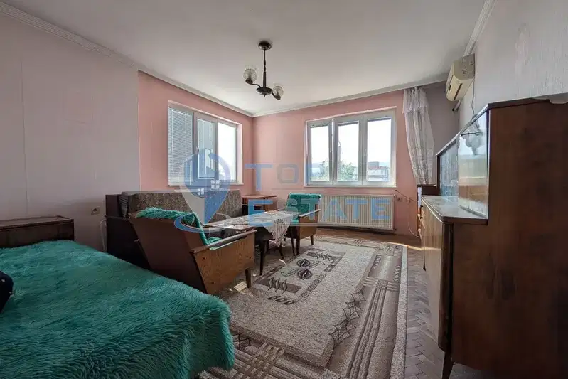 Spacious 4-room apartment in the center of Gorna Oryahovitsa with terrace