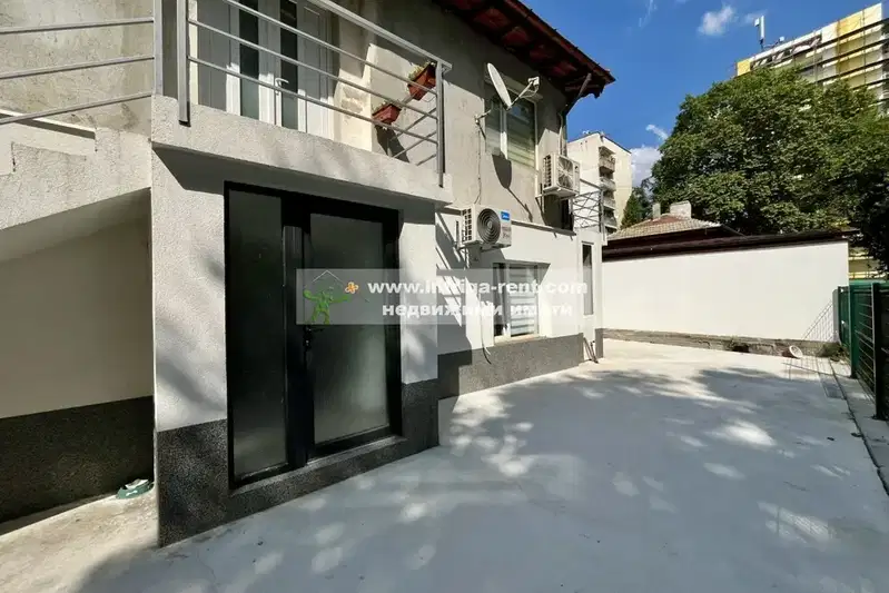 Two-room apartment on the ground floor in Druzhba 1, Haskovo with yard