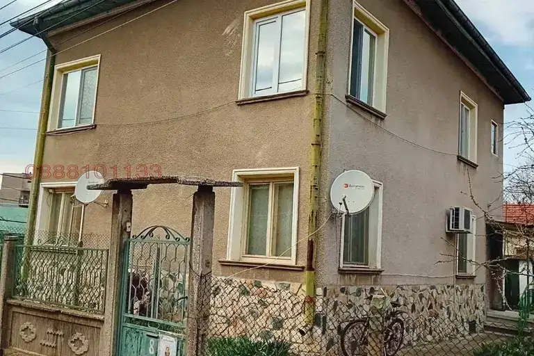 Етаж от къща с двор в гр. Лом, област Монтана