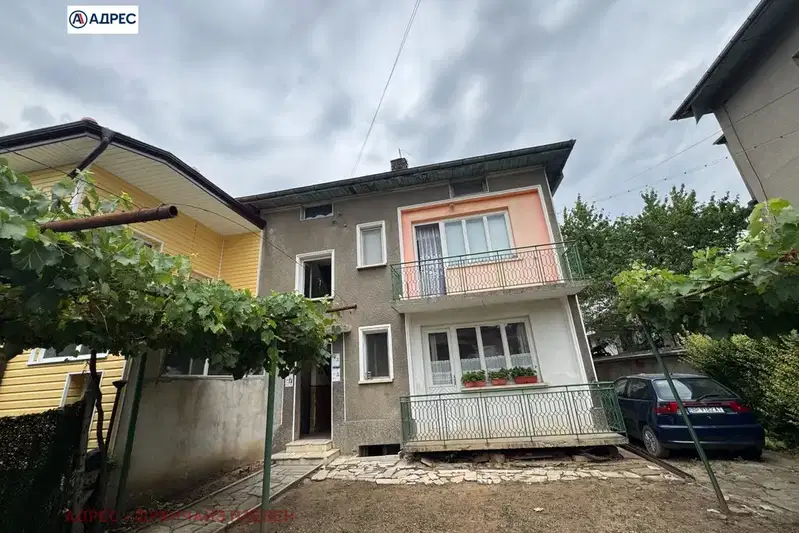 Two-room apartment with yard and garage in Mezdra