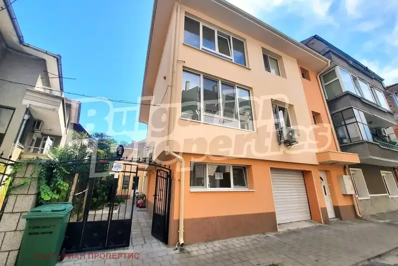 Floor of a house with 4 rooms in Pomorie near the beach