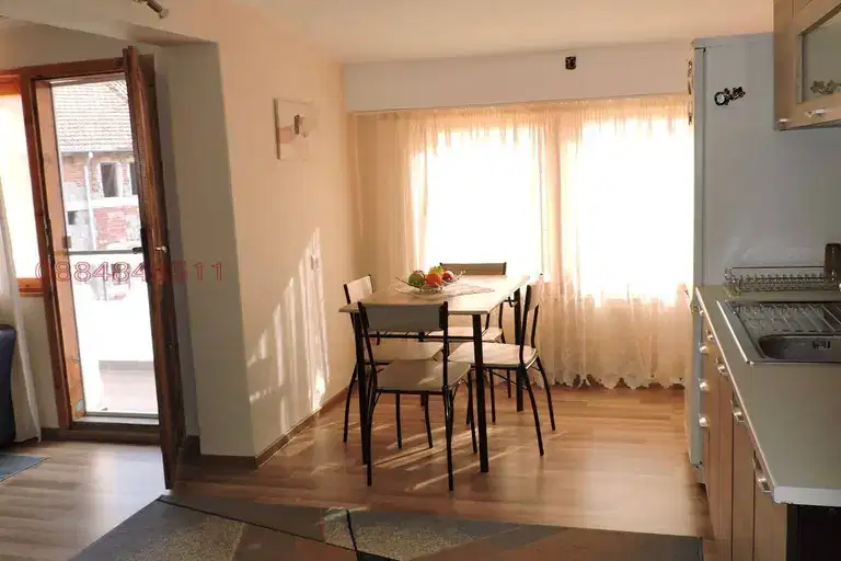 Самостоятелен етаж от къща в с. Поленица с двор и лятна кухня
