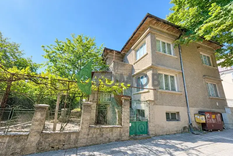Първи етаж от къща с гараж в 5-ти полк, Шумен