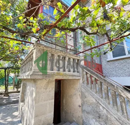 Снимка 2 — Първи етаж от къща с гараж в 5-ти полк, Шумен