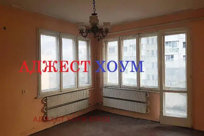 Трети етаж 3-стаен апартамент в Център, Шумен с две тераси
